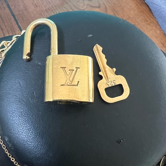 Louis Vuitton lock and key with unbranded necklace LV lock 323 great Xmas gift - Picture 7 of 10
